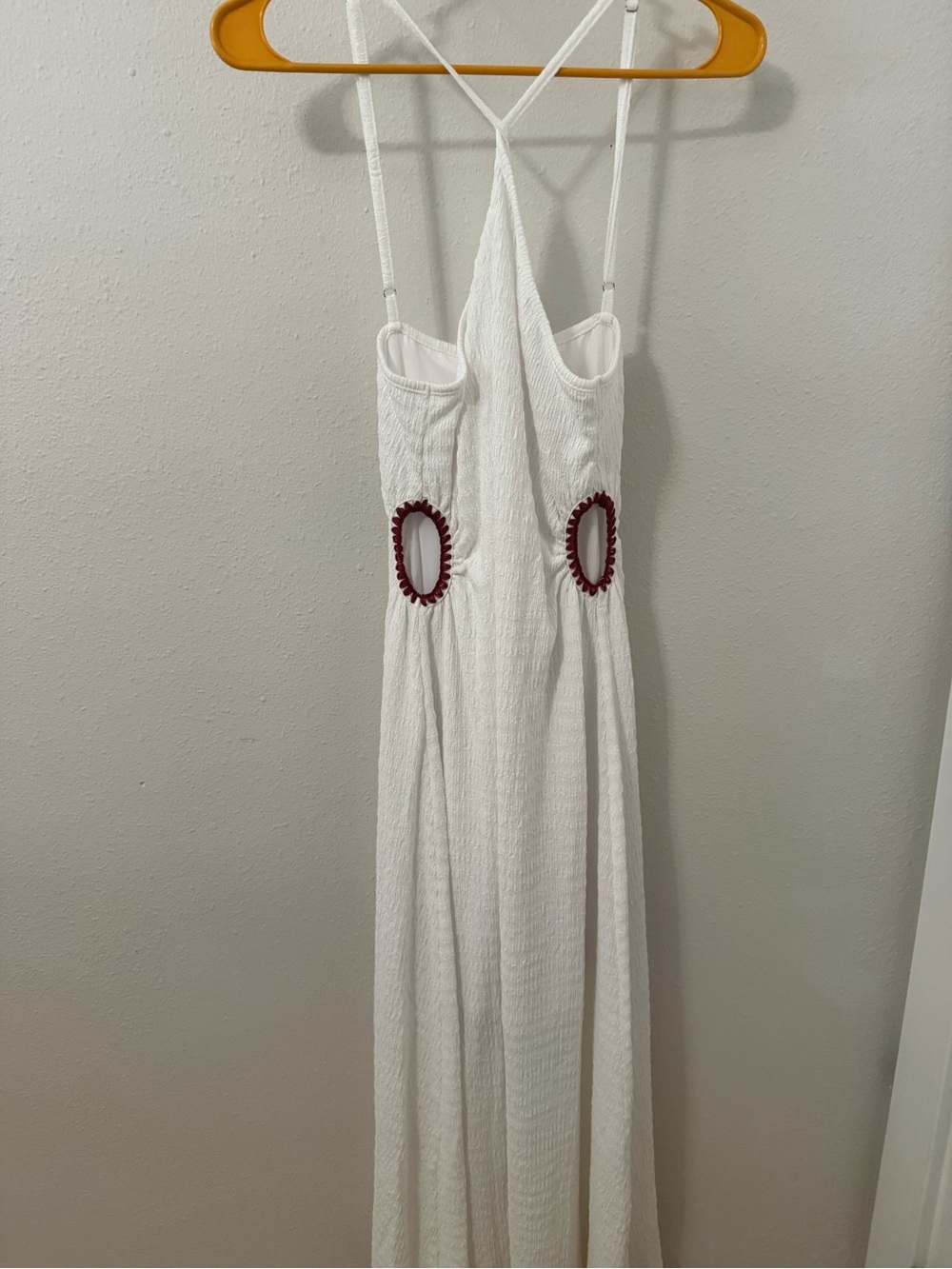 Cupshe White Backless Maxi Dress with Maroon Ring Accents